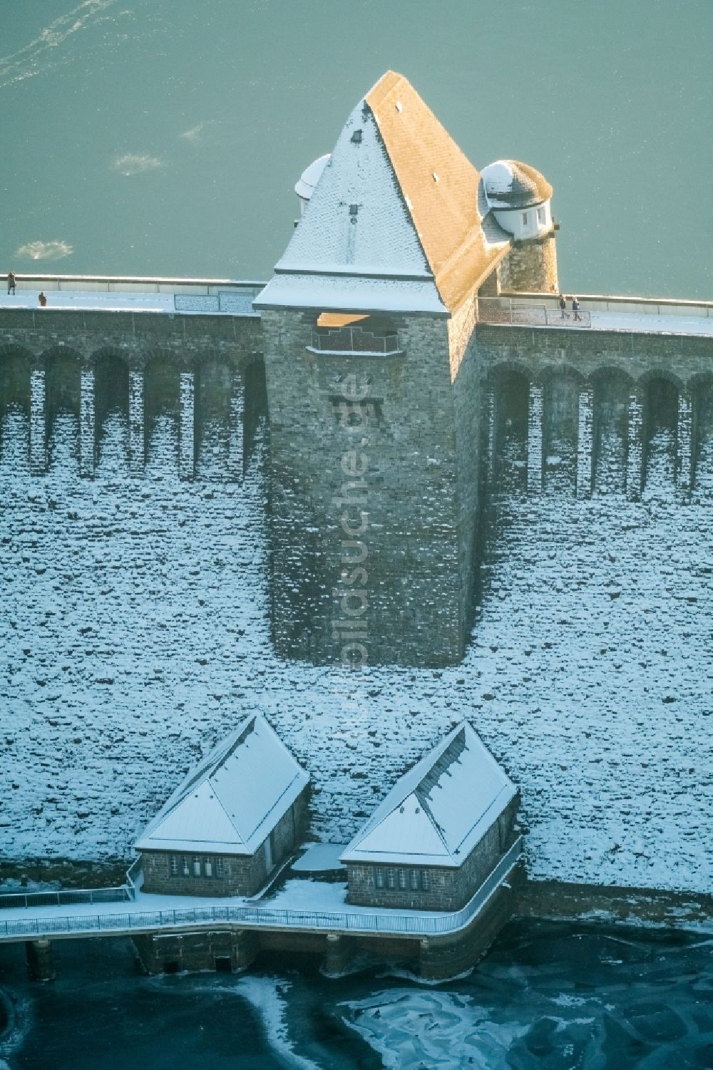 Luftaufnahme Möhnesee - Winterluftbild Talsperren - Staudamm und Stausee in Möhnesee im Bundesland Nordrhein-Westfalen