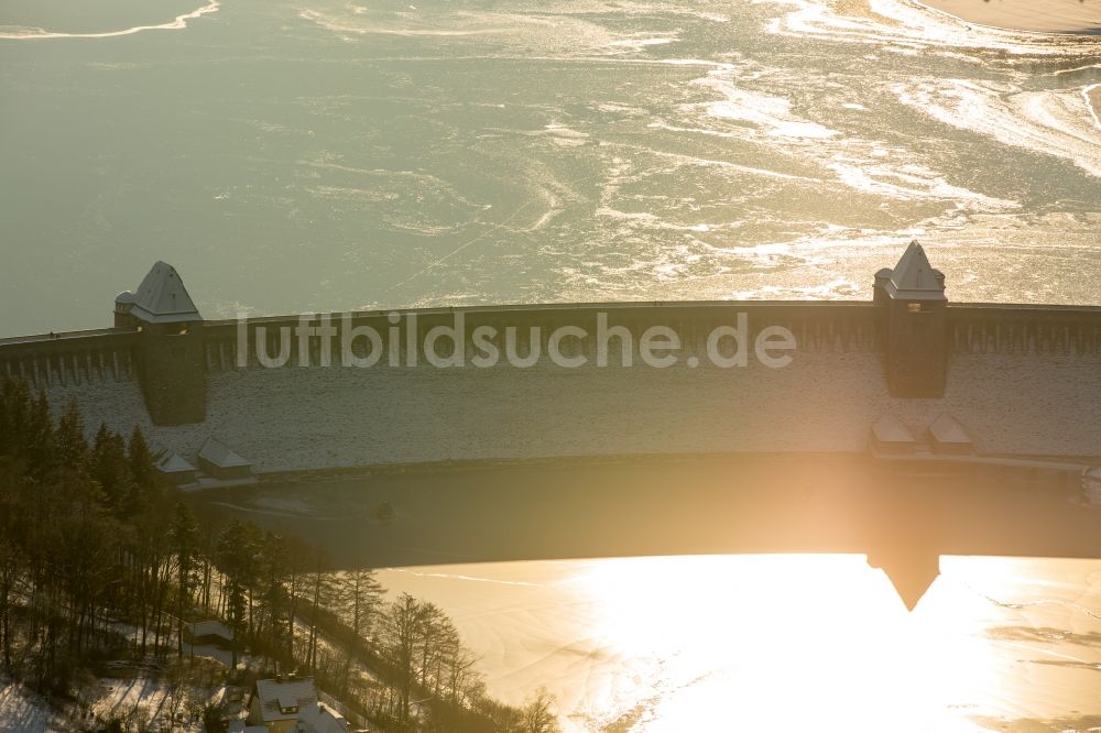 Luftbild Möhnesee - Winterluftbild Talsperren - Staudamm und Stausee in Möhnesee im Bundesland Nordrhein-Westfalen