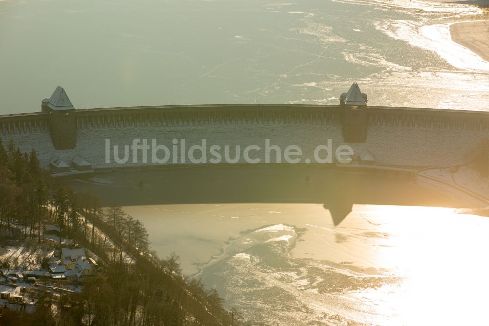 Luftaufnahme Möhnesee - Winterluftbild Talsperren - Staudamm und Stausee in Möhnesee im Bundesland Nordrhein-Westfalen