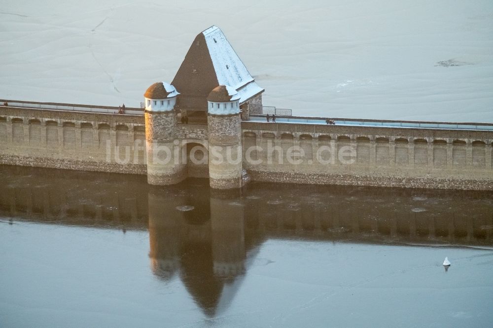 Möhnesee aus der Vogelperspektive: Winterluftbild Talsperren - Staudamm und Stausee in Möhnesee im Bundesland Nordrhein-Westfalen