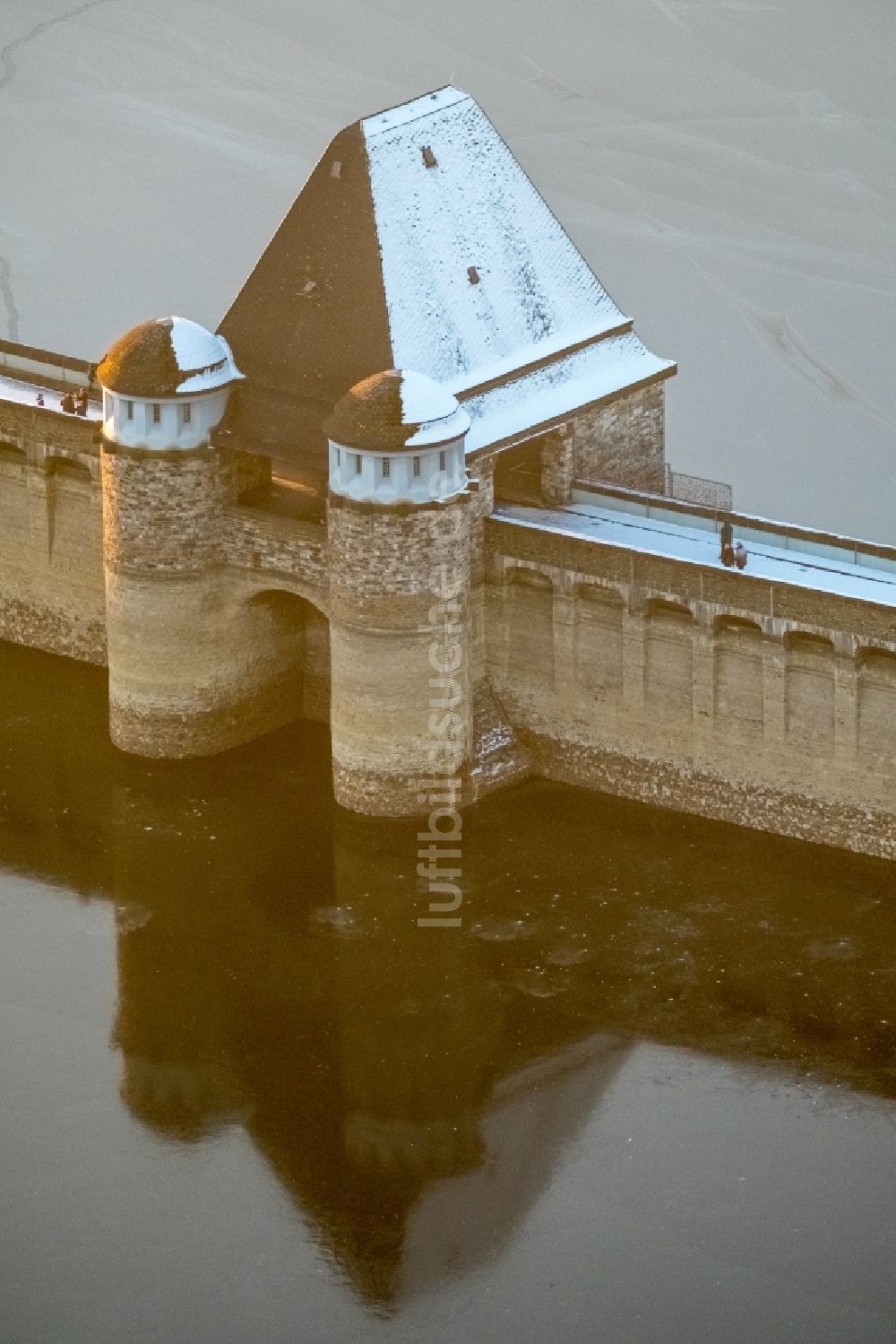 Luftbild Möhnesee - Winterluftbild Talsperren - Staudamm und Stausee in Möhnesee im Bundesland Nordrhein-Westfalen