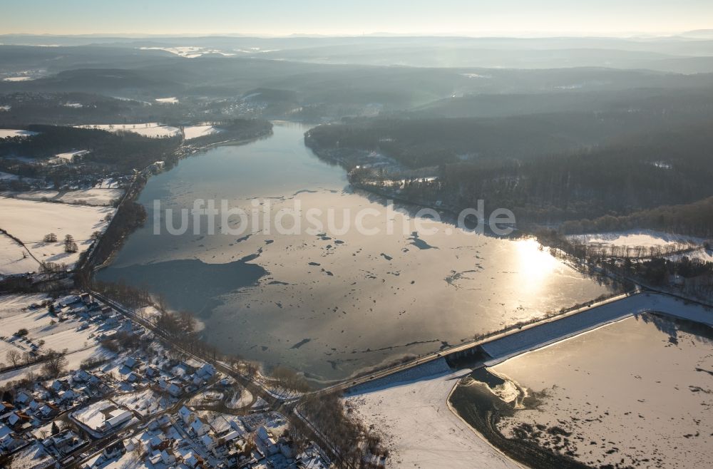 Möhnesee aus der Vogelperspektive: Winterluftbild Talsperren - Staudamm und Stausee in Möhnesee im Bundesland Nordrhein-Westfalen