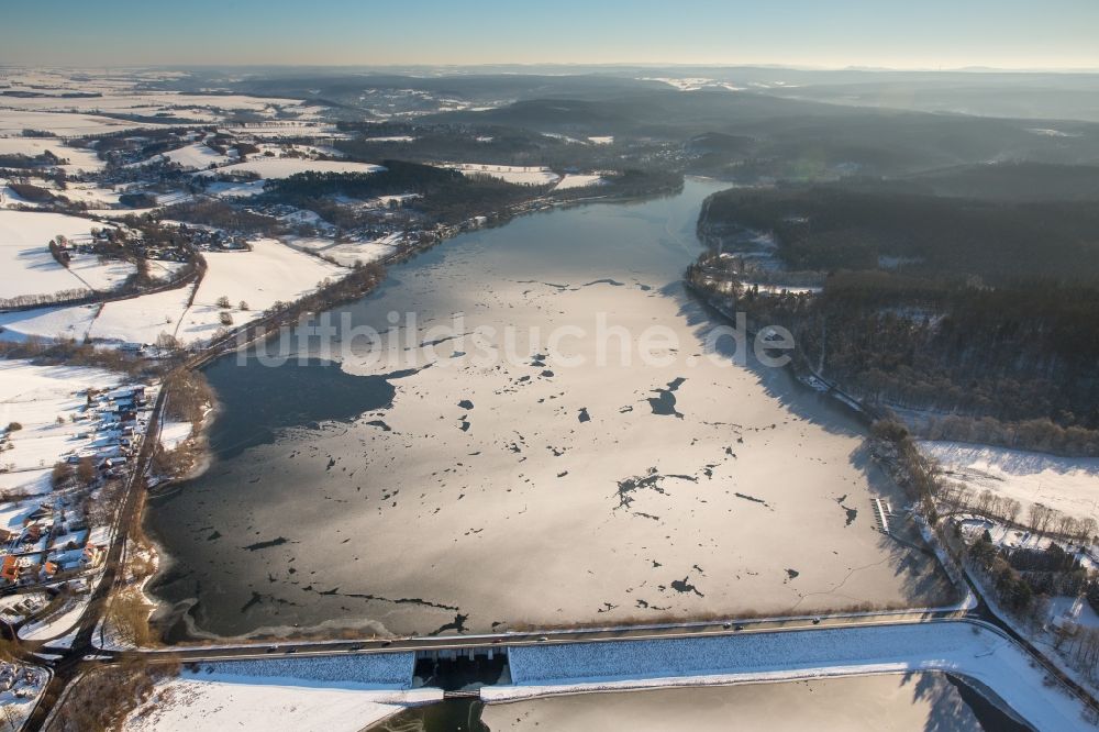 Luftbild Möhnesee - Winterluftbild Talsperren - Staudamm und Stausee in Möhnesee im Bundesland Nordrhein-Westfalen