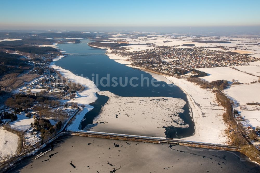 Luftaufnahme Möhnesee - Winterluftbild Talsperren - Staudamm und Stausee in Möhnesee im Bundesland Nordrhein-Westfalen