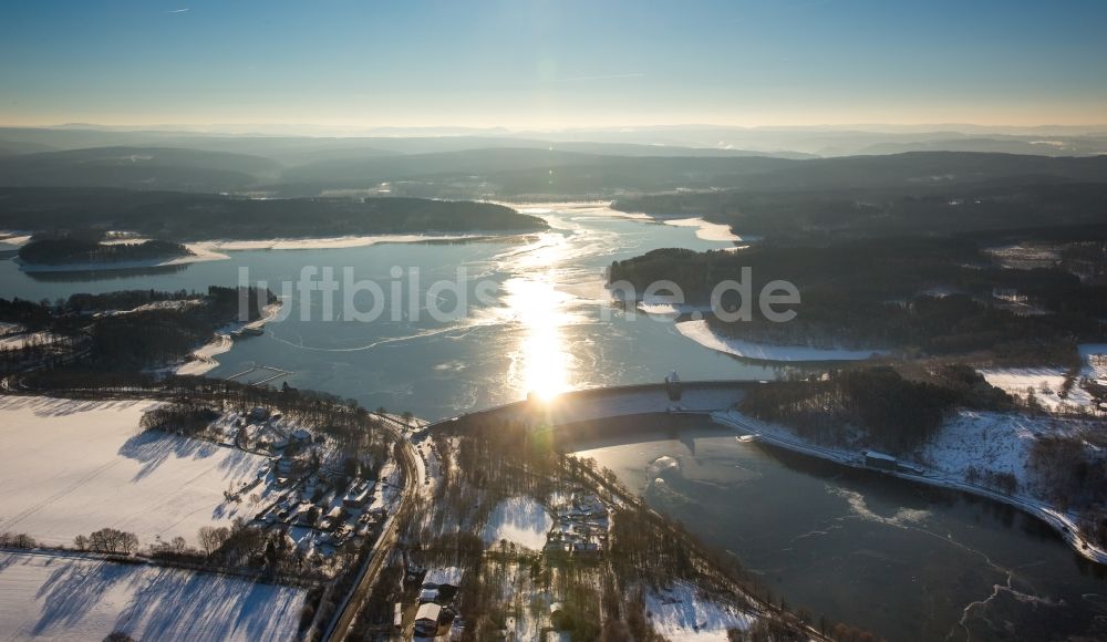 Möhnesee aus der Vogelperspektive: Winterluftbild Talsperren - Staudamm und Stausee in Möhnesee im Bundesland Nordrhein-Westfalen