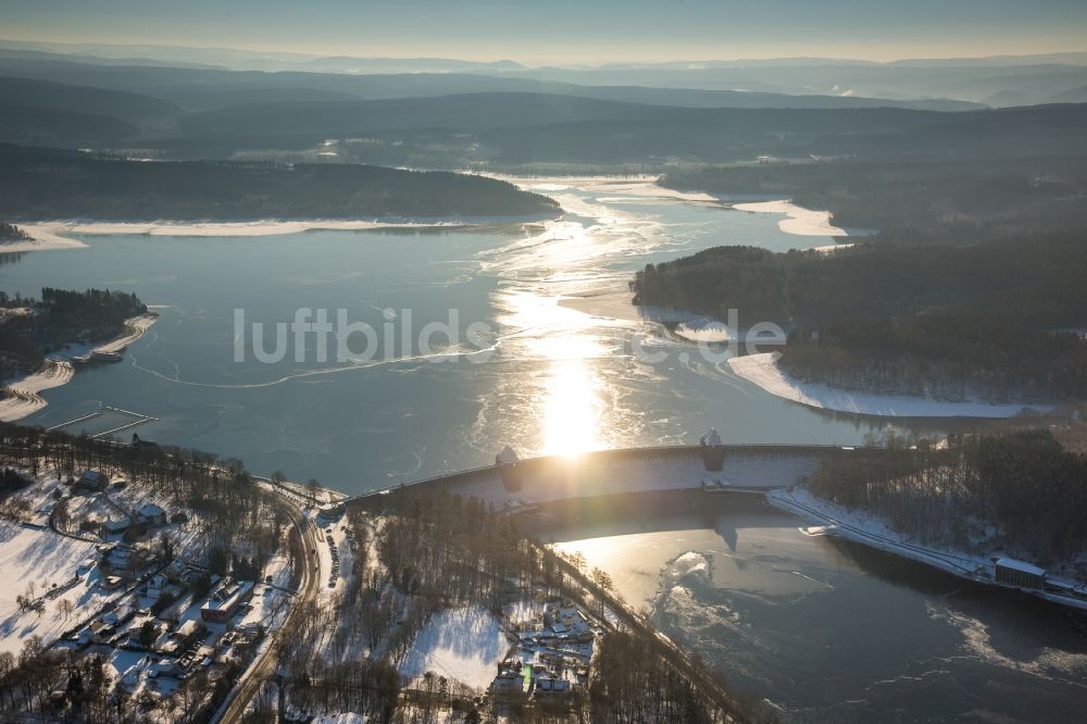 Luftbild Möhnesee - Winterluftbild Talsperren - Staudamm und Stausee in Möhnesee im Bundesland Nordrhein-Westfalen