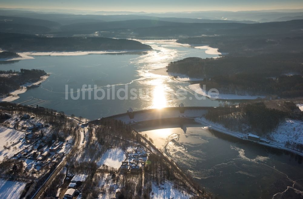 Luftaufnahme Möhnesee - Winterluftbild Talsperren - Staudamm und Stausee in Möhnesee im Bundesland Nordrhein-Westfalen