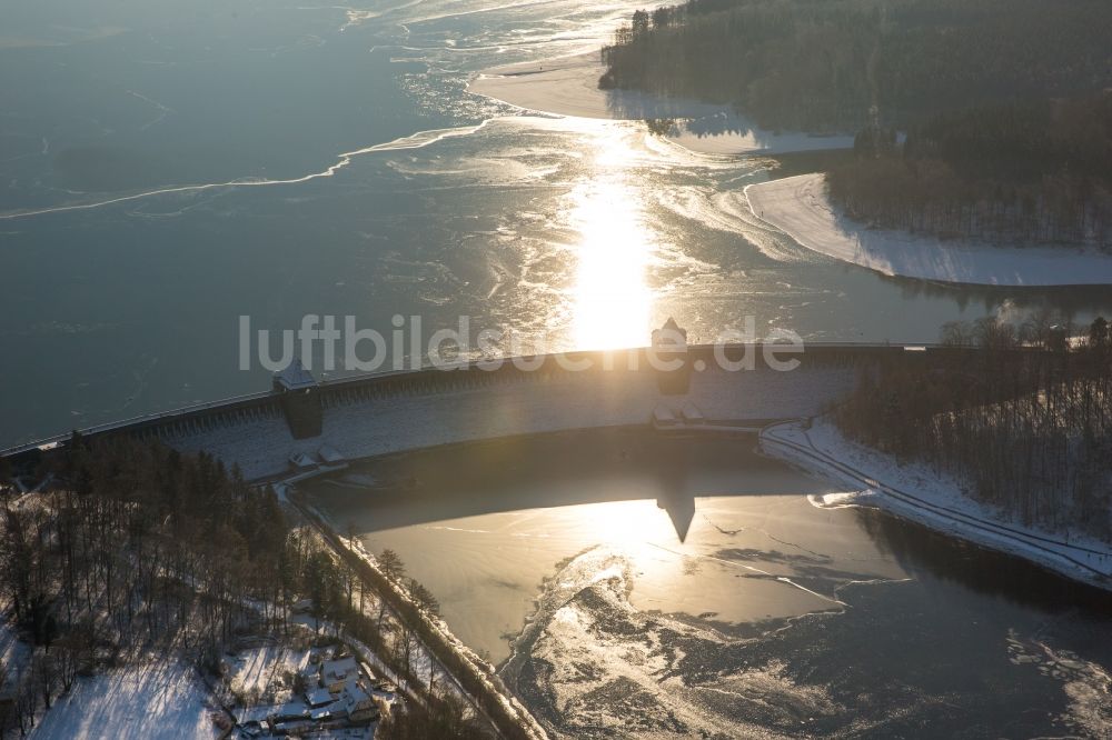 Möhnesee von oben - Winterluftbild Talsperren - Staudamm und Stausee in Möhnesee im Bundesland Nordrhein-Westfalen