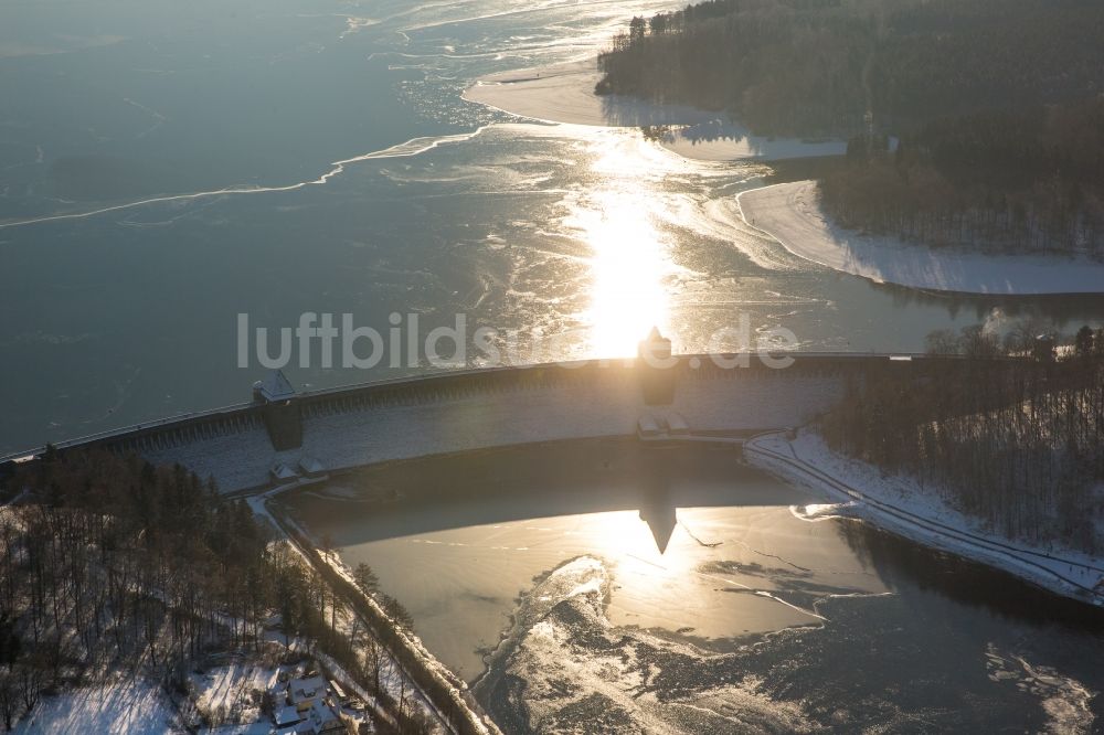 Möhnesee aus der Vogelperspektive: Winterluftbild Talsperren - Staudamm und Stausee in Möhnesee im Bundesland Nordrhein-Westfalen