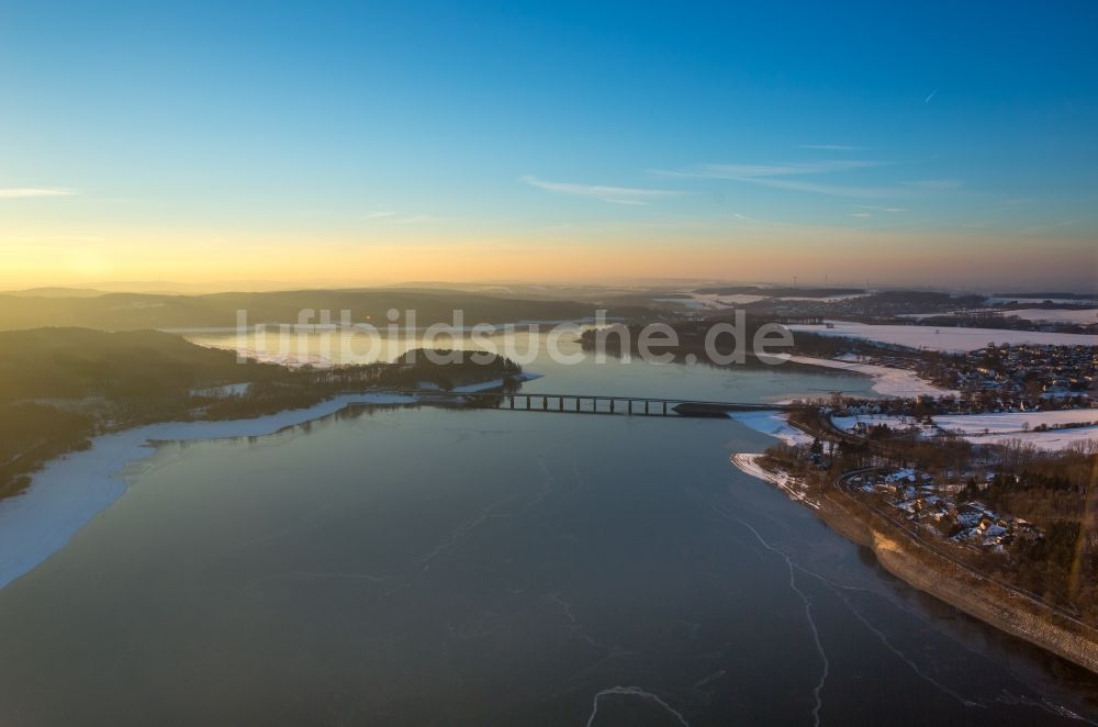 Luftaufnahme Möhnesee - Winterluftbild Talsperren - Staudamm und Stausee in Möhnesee im Bundesland Nordrhein-Westfalen