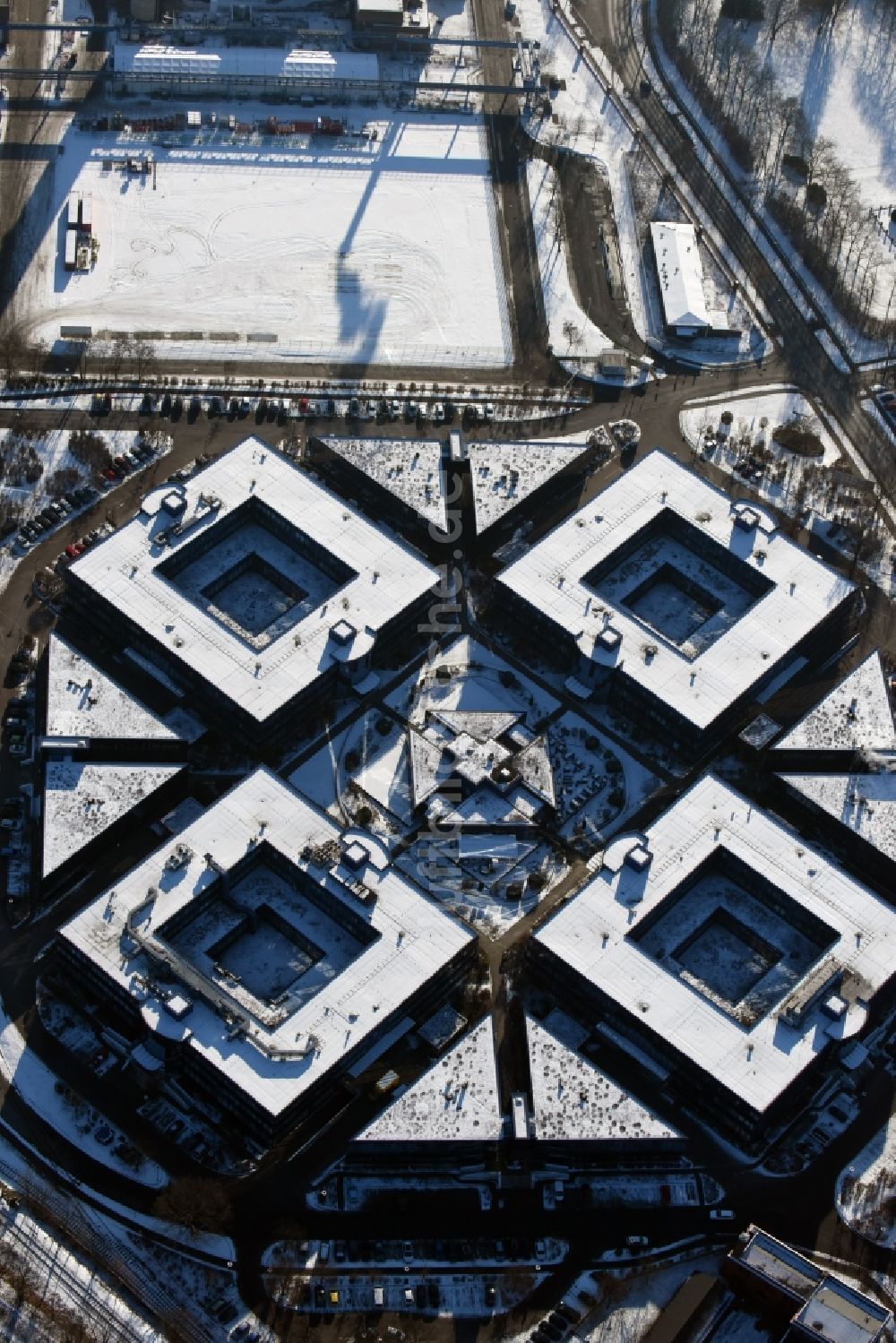 Hennigsdorf von oben - Winterluftbild Technologiezentrum Blaues Wunder in Hennigsdorf im Bundesland Brandenburg