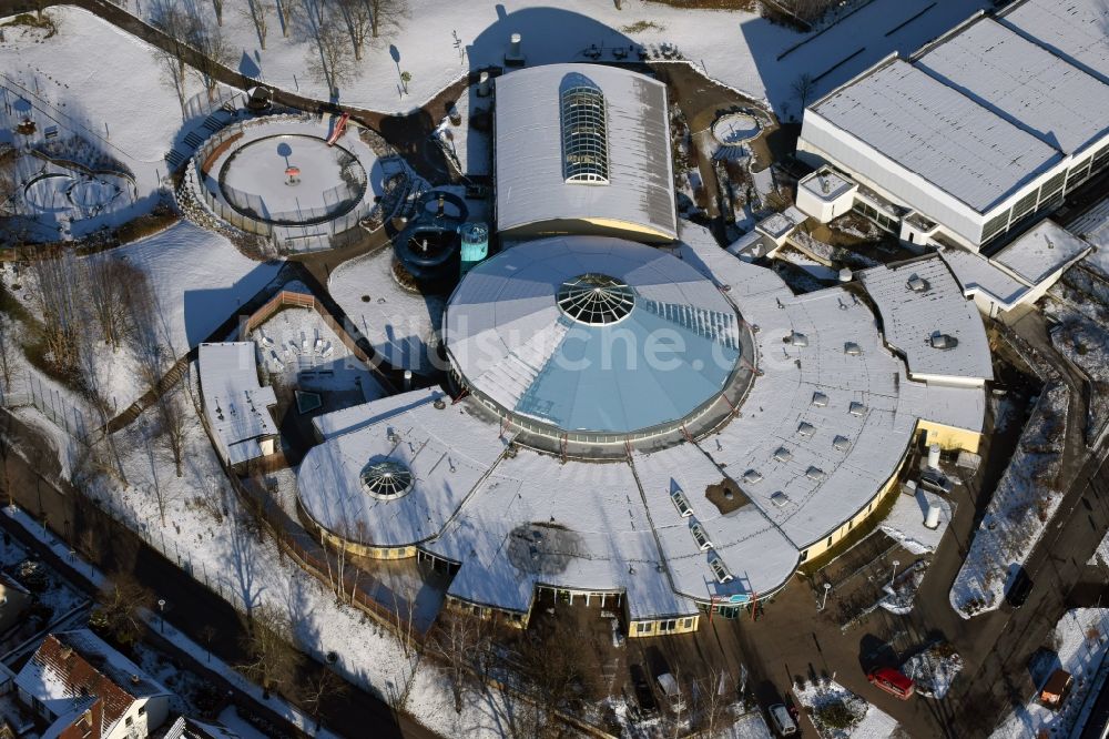 Luftaufnahme Brandenburg an der Havel - Winterluftbild Therme und Schwimmbecken am Freibad der Freizeiteinrichtung Marienbad Brandenburg in Brandenburg an der Havel im Bundesland Brandenburg, Deutschland