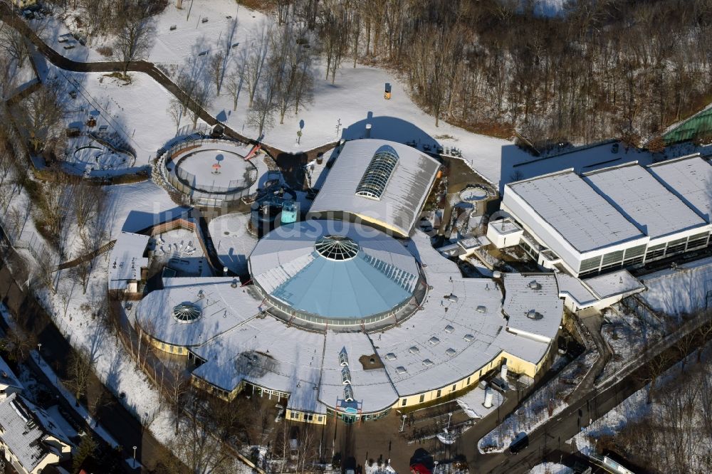 Brandenburg an der Havel von oben - Winterluftbild Therme und Schwimmbecken am Freibad der Freizeiteinrichtung Marienbad Brandenburg in Brandenburg an der Havel im Bundesland Brandenburg, Deutschland