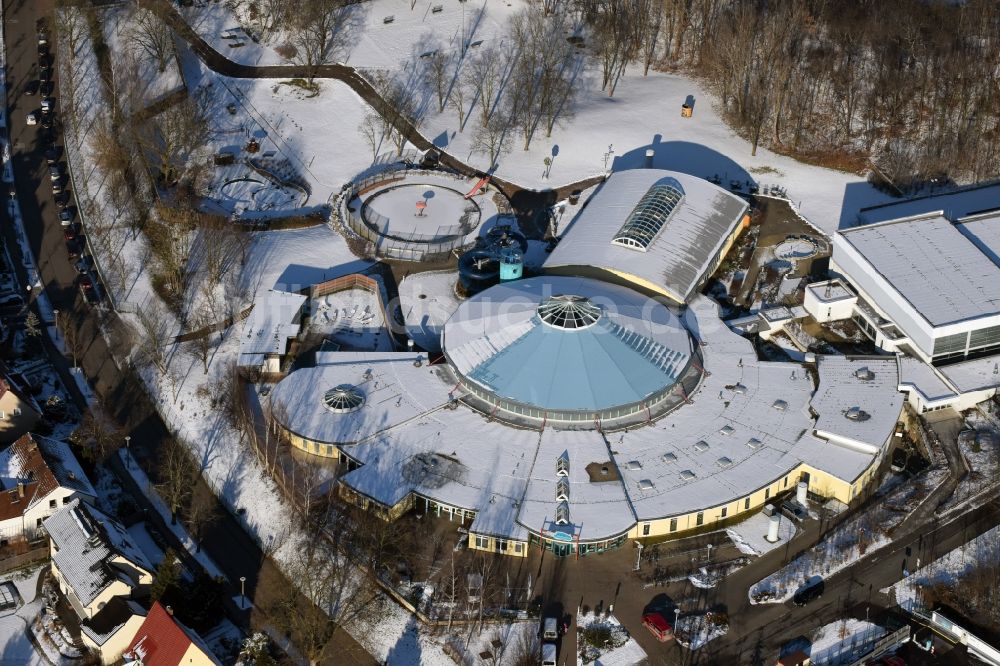 Brandenburg an der Havel aus der Vogelperspektive: Winterluftbild Therme und Schwimmbecken am Freibad der Freizeiteinrichtung Marienbad Brandenburg in Brandenburg an der Havel im Bundesland Brandenburg, Deutschland