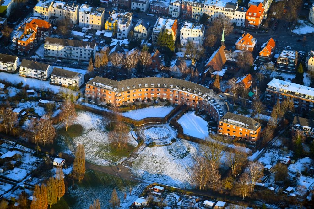 Lübeck aus der Vogelperspektive: Winterluftbild Tourismus- Attraktion und Sehenswürdigkeit Tor der Hoffnung in Lübeck im Bundesland Schleswig-Holstein, Deutschland