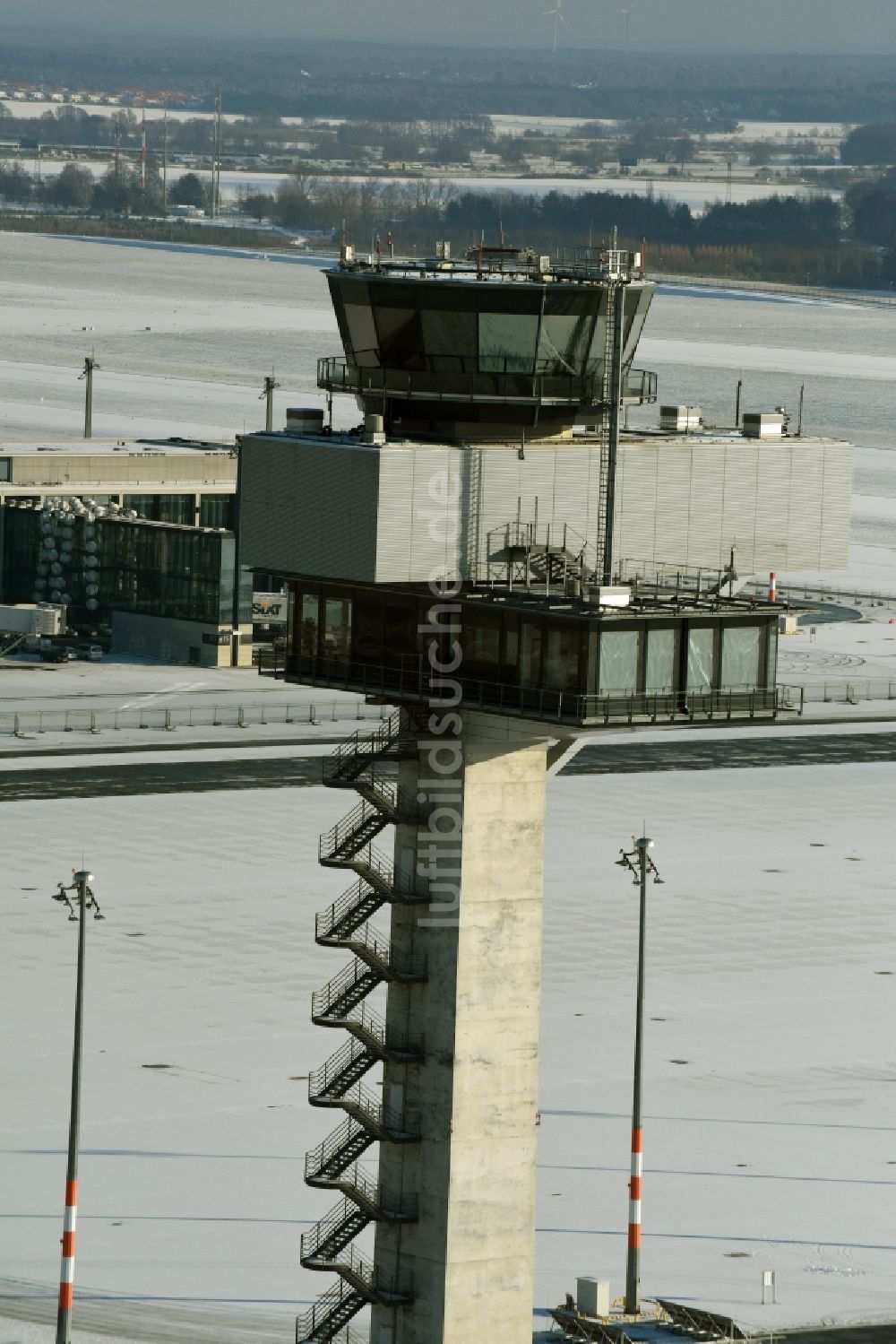 Schönefeld aus der Vogelperspektive: Winterluftbild Tower an den Rollbahnen des Flughafen in Schönefeld im Bundesland Brandenburg