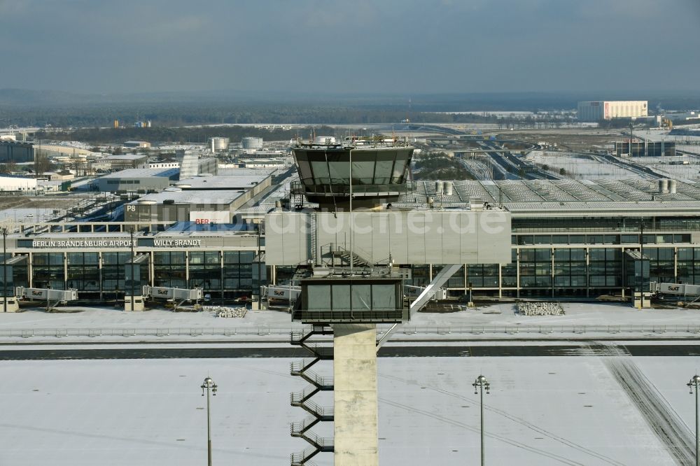 Luftbild Schönefeld - Winterluftbild Tower an den Rollbahnen des Flughafen in Schönefeld im Bundesland Brandenburg