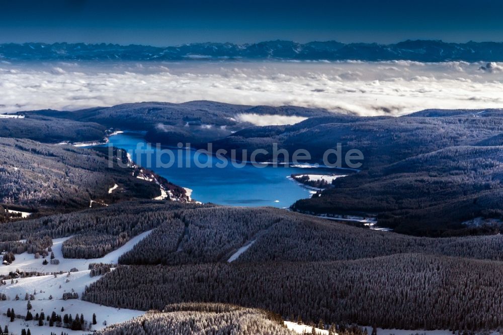 Schluchsee von oben - Winterluftbild Uferbereiche des Erholungsgebietes Schluchsee im Bundesland Baden-Württemberg