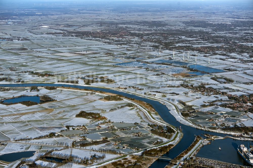 Luftaufnahme Westoverledingen - Winterluftbild Uferbereiche am Flußverlauf der Ems in Westoverledingen im Bundesland Niedersachsen, Deutschland