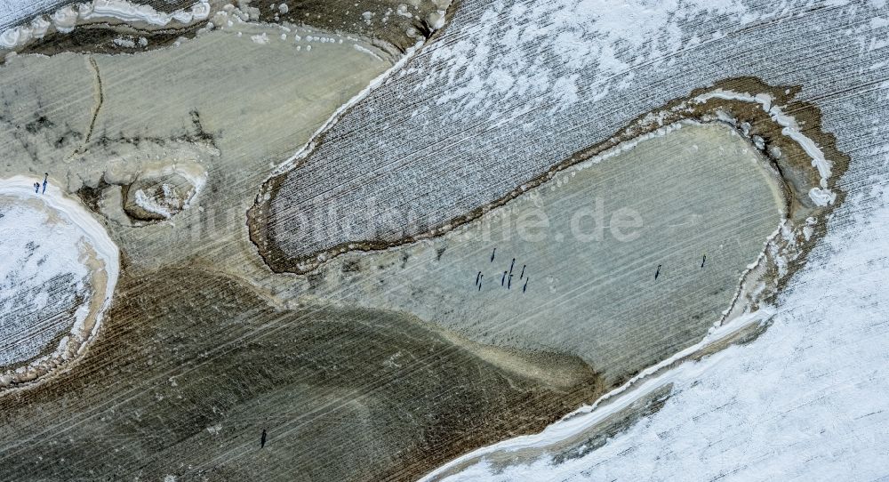 Duisburg aus der Vogelperspektive: Winterluftbild Uferbereiche am Flußverlauf im Ortsteil Mündelheim in Duisburg im Bundesland Nordrhein-Westfalen, Deutschland