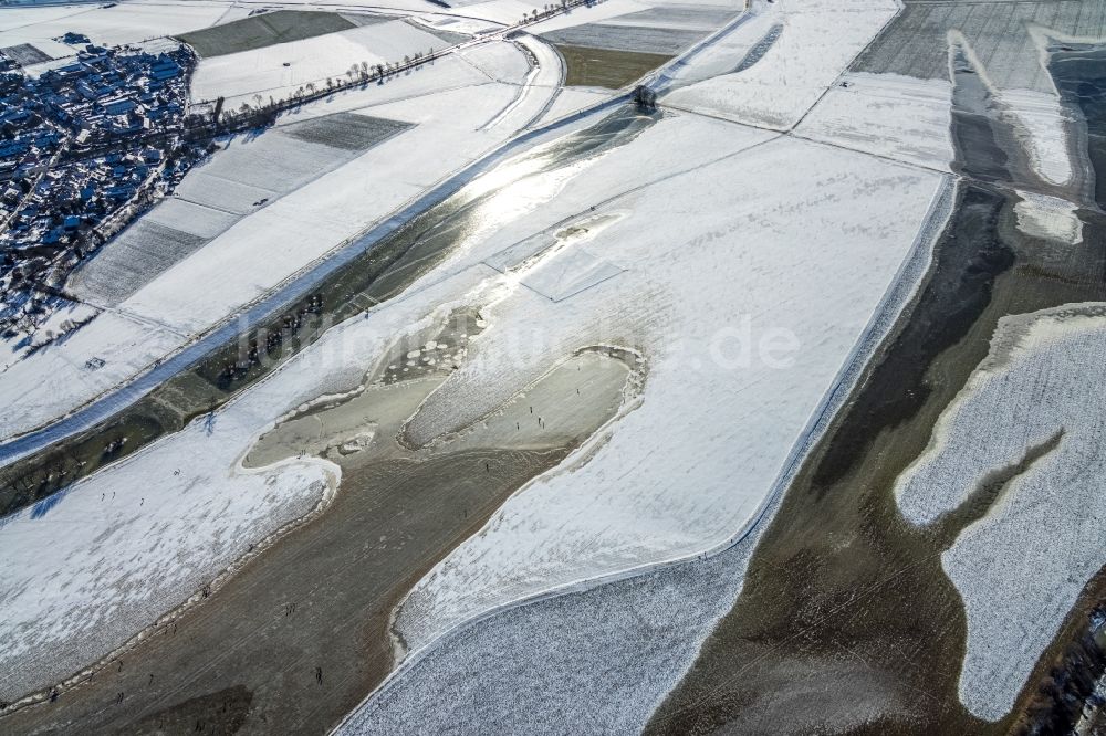 Luftaufnahme Duisburg - Winterluftbild Uferbereiche am Flußverlauf im Ortsteil Mündelheim in Duisburg im Bundesland Nordrhein-Westfalen, Deutschland