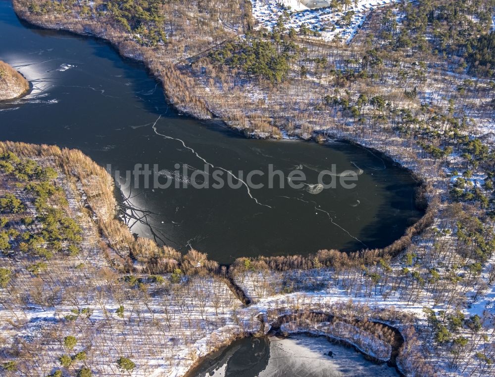 Duisburg aus der Vogelperspektive: Winterluftbild Uferbereiche des Haubachsee im Ortsteil Wedau in Duisburg im Bundesland Nordrhein-Westfalen, Deutschland