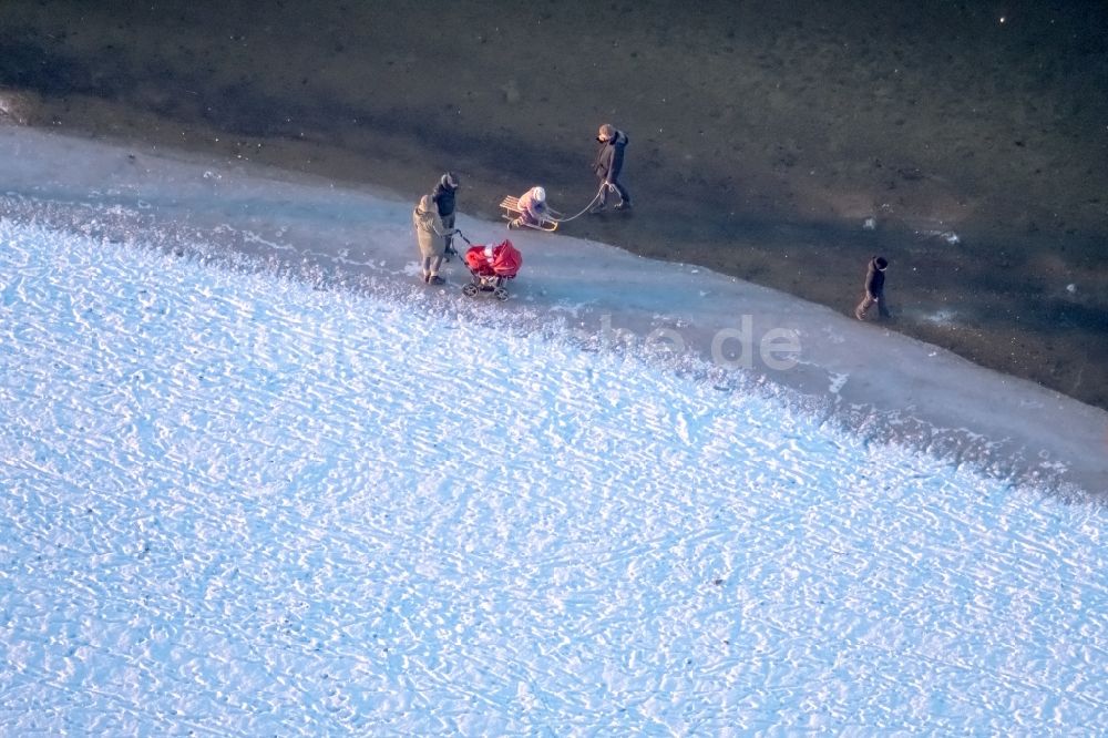 Luftaufnahme Möhnesee - Winterluftbild Uferbereiche des Möhnesee in Möhnesee im Bundesland Nordrhein-Westfalen