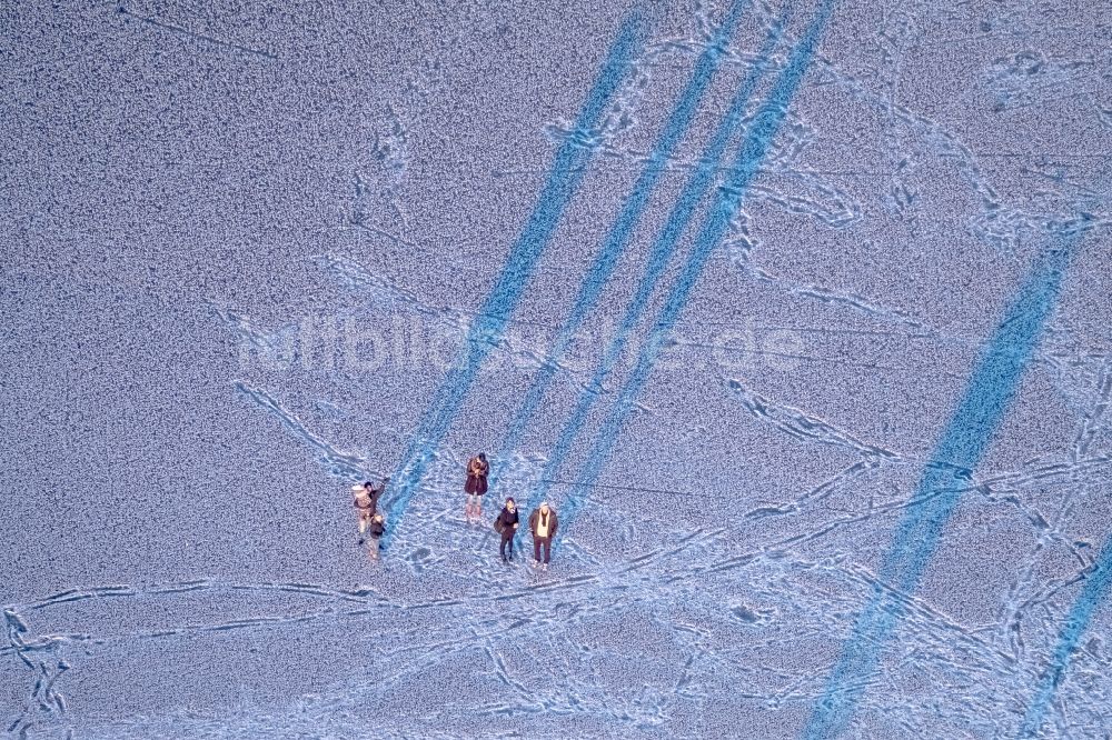 Möhnesee von oben - Winterluftbild Uferbereiche des Möhnesee in Möhnesee im Bundesland Nordrhein-Westfalen