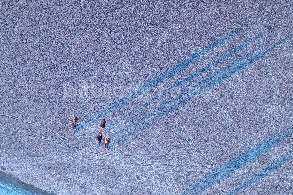 Möhnesee aus der Vogelperspektive: Winterluftbild Uferbereiche des Möhnesee in Möhnesee im Bundesland Nordrhein-Westfalen