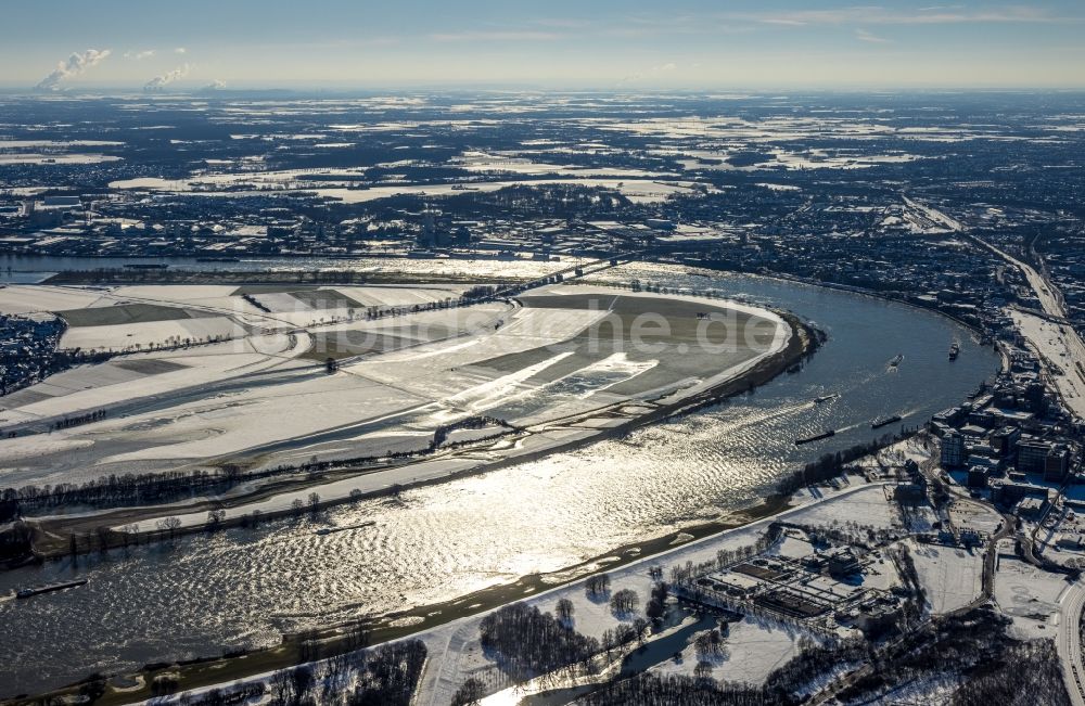 Luftbild Uerdingen - Winterluftbild Uferbereiche am Rhein- Flussverlauf in Uerdingen im Bundesland Nordrhein-Westfalen, Deutschland