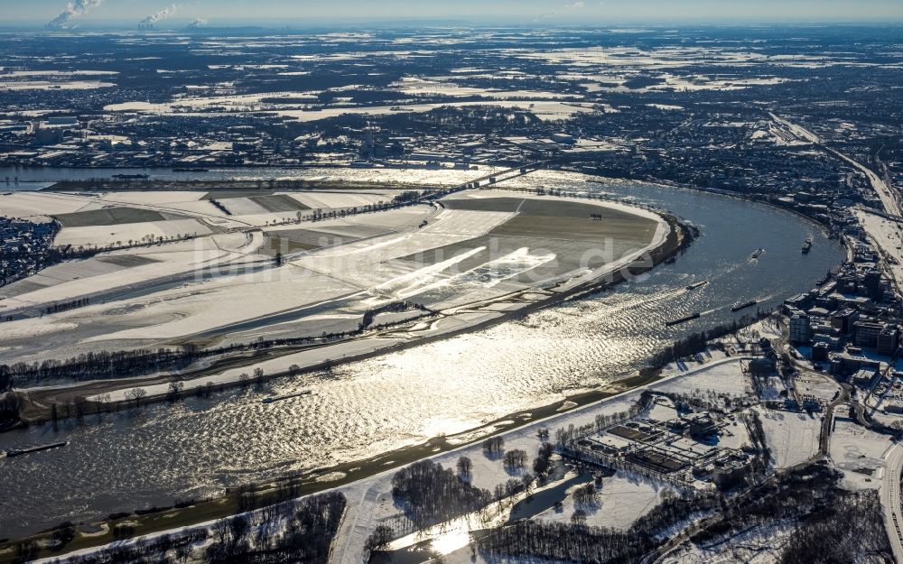 Luftaufnahme Uerdingen - Winterluftbild Uferbereiche am Rhein- Flussverlauf in Uerdingen im Bundesland Nordrhein-Westfalen, Deutschland