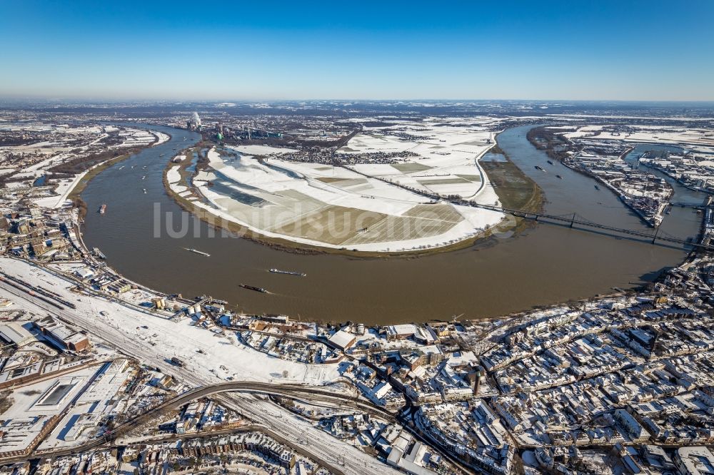 Uerdingen aus der Vogelperspektive: Winterluftbild Uferbereiche am Rhein- Flussverlauf in Uerdingen im Bundesland Nordrhein-Westfalen, Deutschland