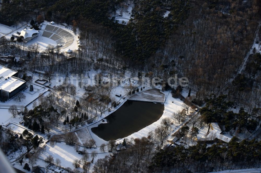 Berlin von oben - Winterluftbild Uferbereiche am Sandstrand des Freibades FEZ Strandbad An der Wuhlheide im Ortsteil Oberschöneweide in Berlin