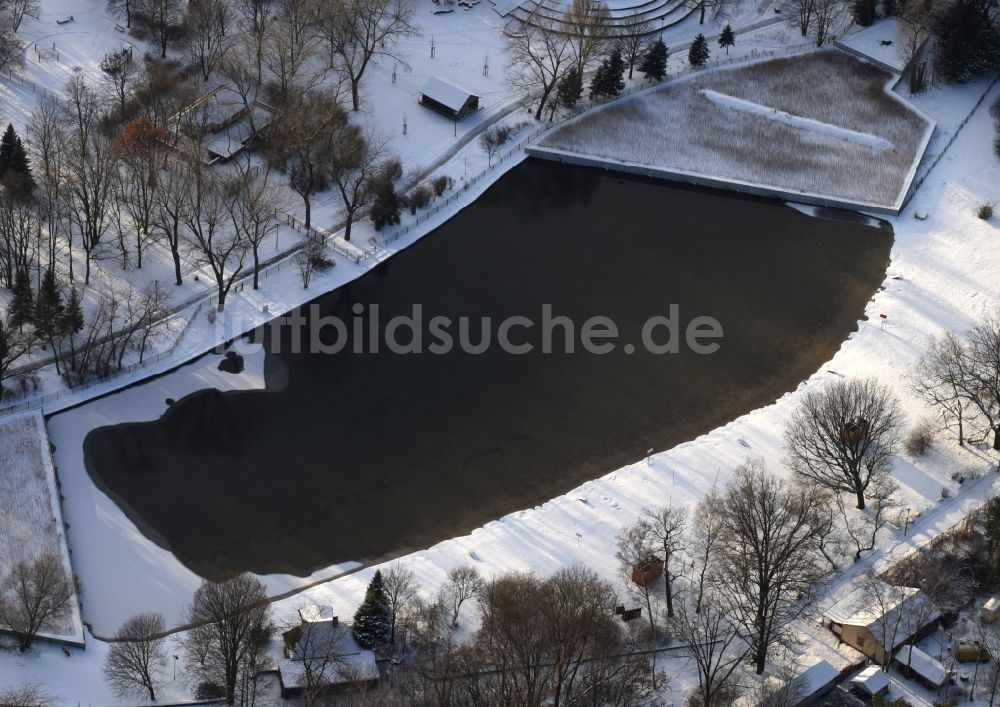 Berlin aus der Vogelperspektive: Winterluftbild Uferbereiche am Sandstrand des Freibades FEZ Strandbad An der Wuhlheide im Ortsteil Oberschöneweide in Berlin