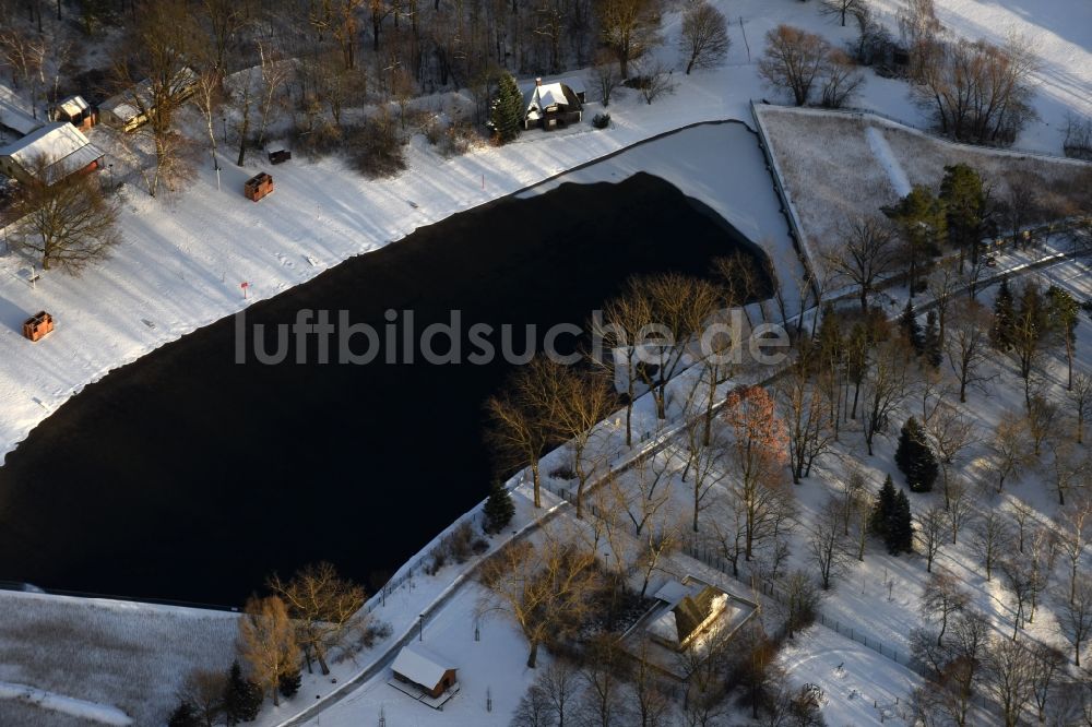 Luftaufnahme Berlin - Winterluftbild Uferbereiche am Sandstrand des Freibades FEZ Strandbad An der Wuhlheide im Ortsteil Oberschöneweide in Berlin