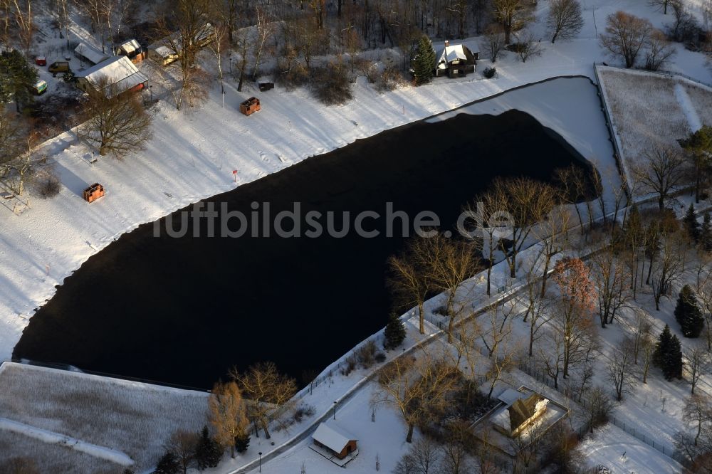 Berlin von oben - Winterluftbild Uferbereiche am Sandstrand des Freibades FEZ Strandbad An der Wuhlheide im Ortsteil Oberschöneweide in Berlin