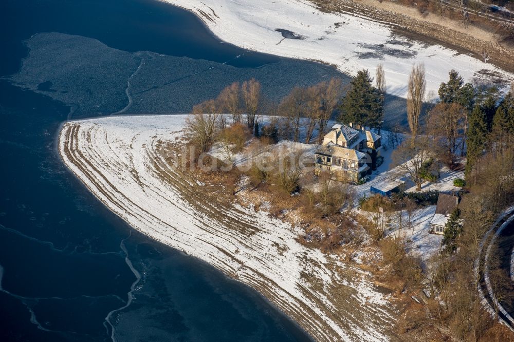 Delecke von oben - Winterluftbild Uferbereiche des Sees Möhnesee in Delecke im Bundesland Nordrhein-Westfalen