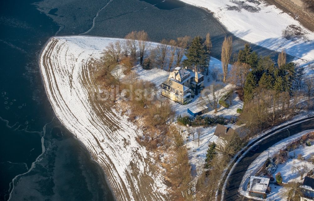 Delecke aus der Vogelperspektive: Winterluftbild Uferbereiche des Sees Möhnesee in Delecke im Bundesland Nordrhein-Westfalen