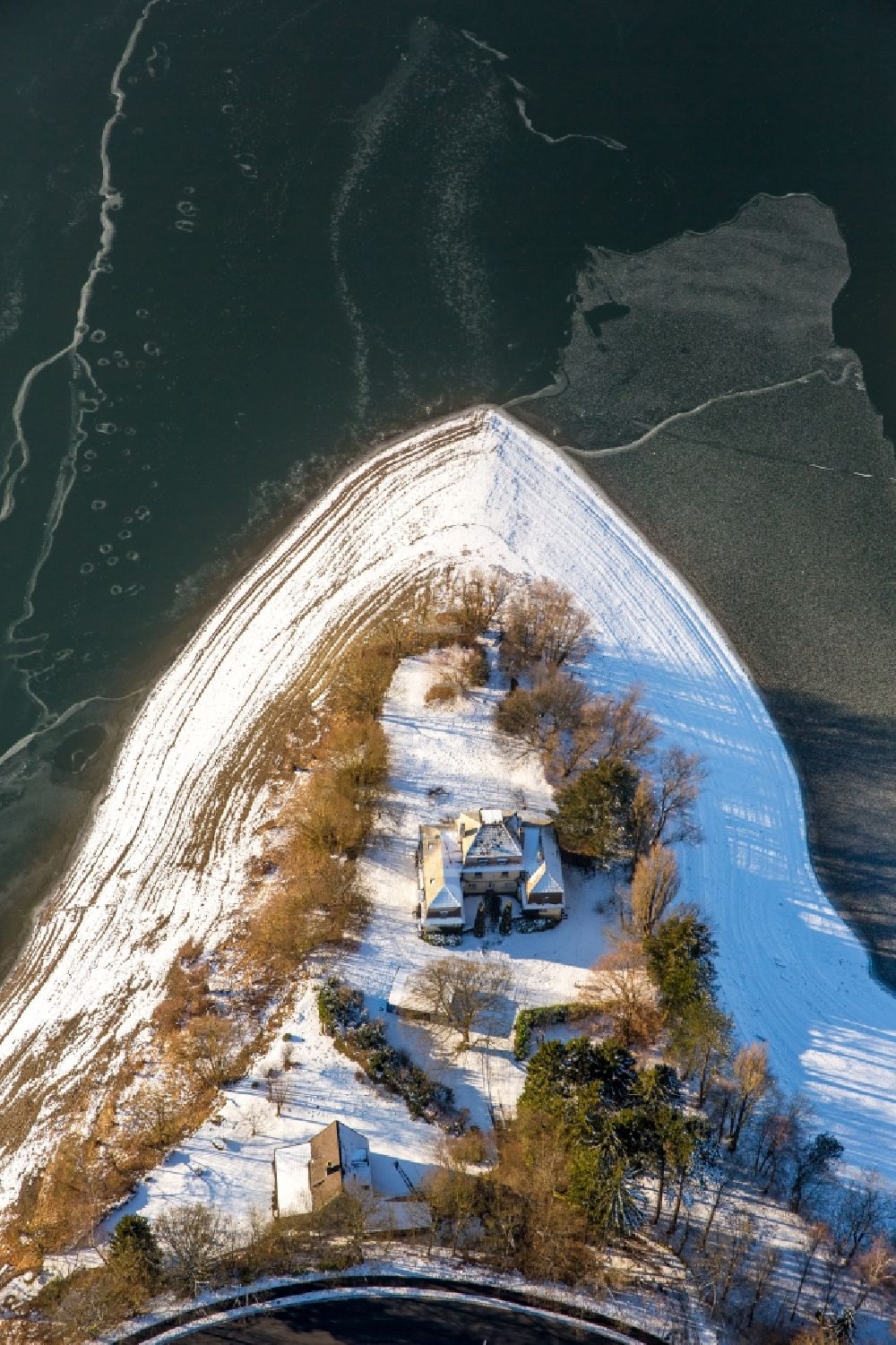 Luftbild Delecke - Winterluftbild Uferbereiche des Sees Möhnesee in Delecke im Bundesland Nordrhein-Westfalen