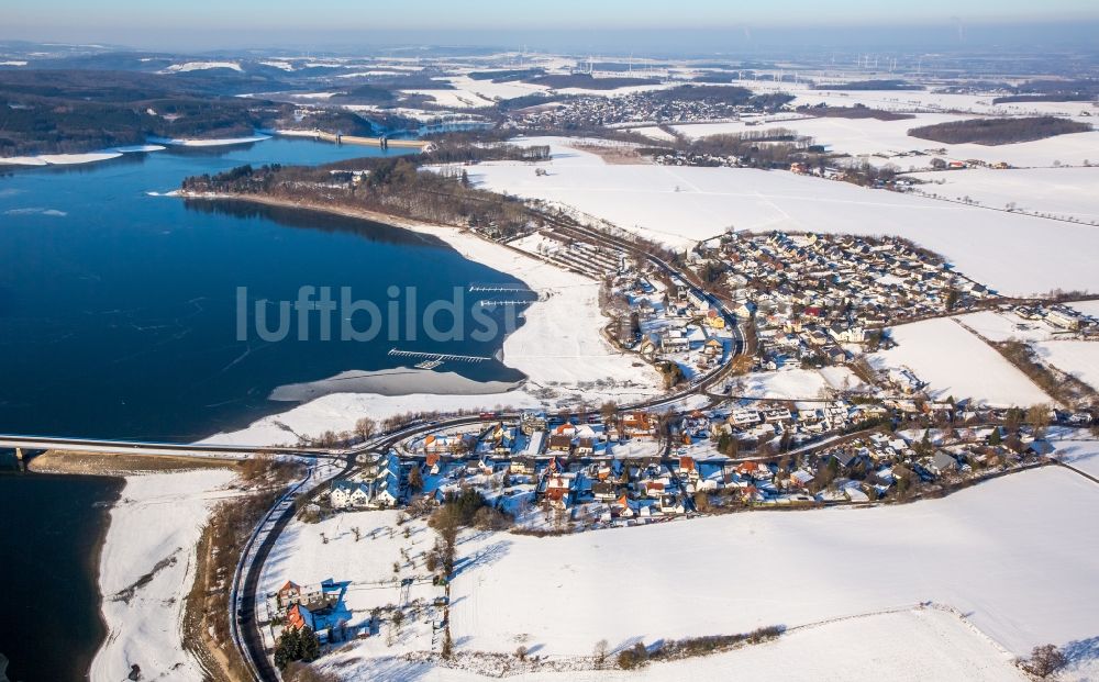 Luftaufnahme Delecke - Winterluftbild Uferbereiche des Sees Möhnesee in Delecke im Bundesland Nordrhein-Westfalen