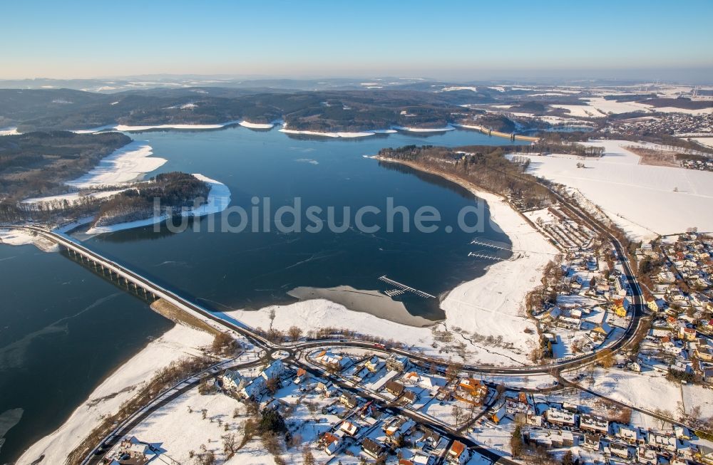 Delecke von oben - Winterluftbild Uferbereiche des Sees Möhnesee in Delecke im Bundesland Nordrhein-Westfalen