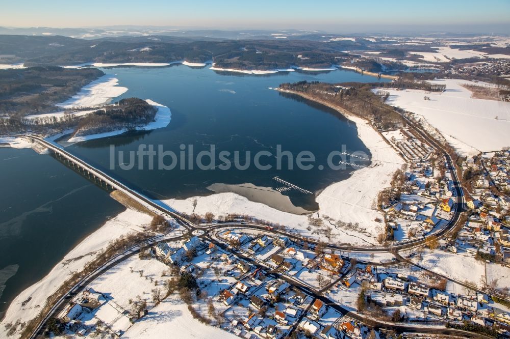 Delecke aus der Vogelperspektive: Winterluftbild Uferbereiche des Sees Möhnesee in Delecke im Bundesland Nordrhein-Westfalen