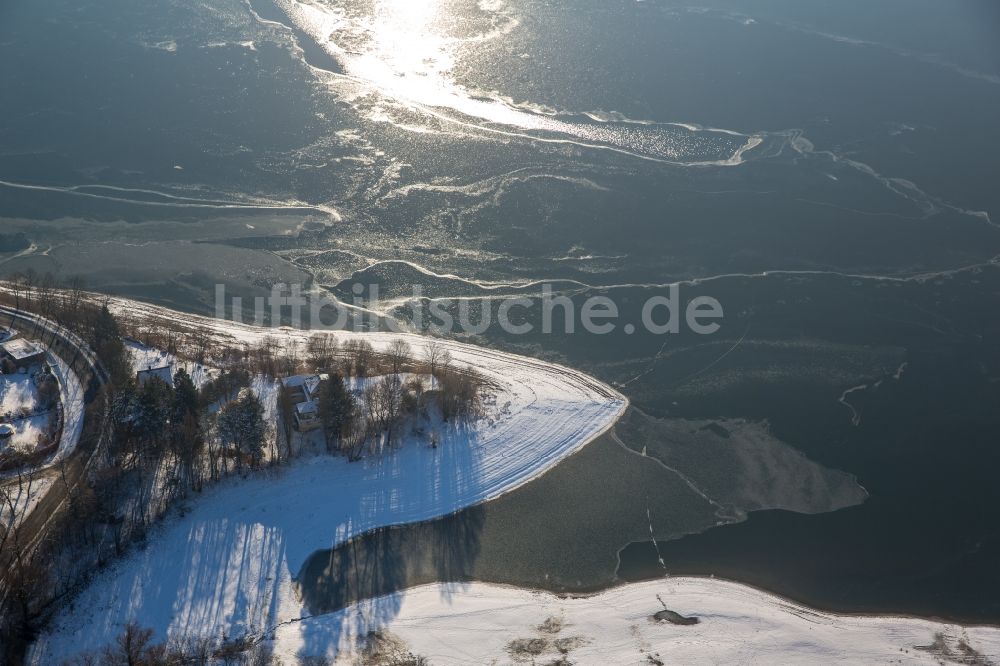 Luftbild Delecke - Winterluftbild Uferbereiche des Sees Möhnesee in Delecke im Bundesland Nordrhein-Westfalen