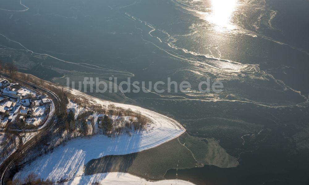 Luftaufnahme Delecke - Winterluftbild Uferbereiche des Sees Möhnesee in Delecke im Bundesland Nordrhein-Westfalen