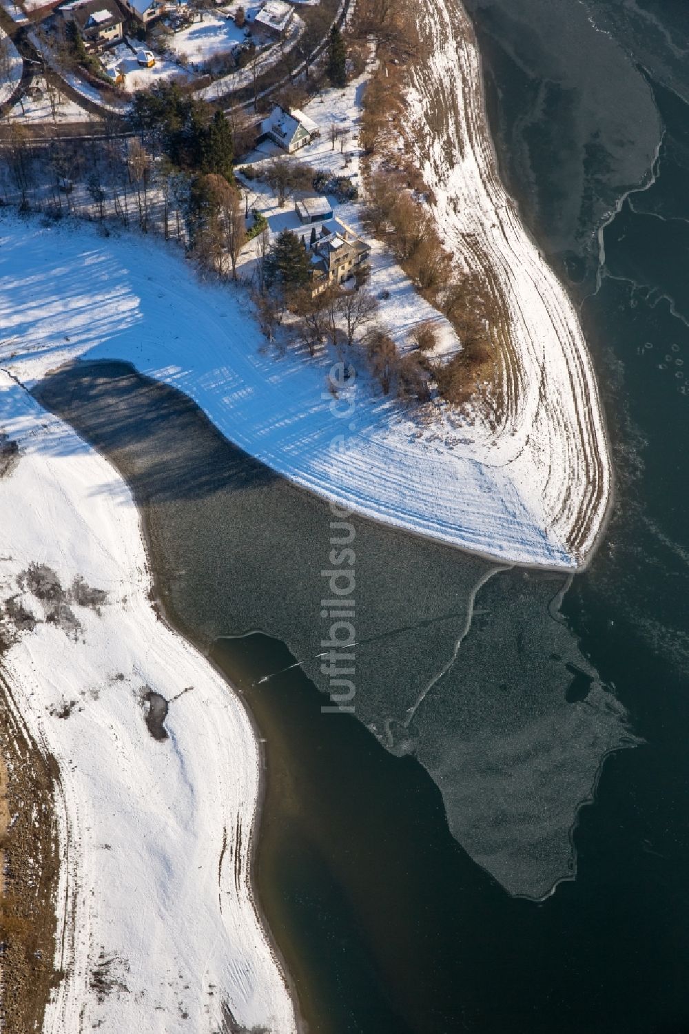 Delecke von oben - Winterluftbild Uferbereiche des Sees Möhnesee in Delecke im Bundesland Nordrhein-Westfalen