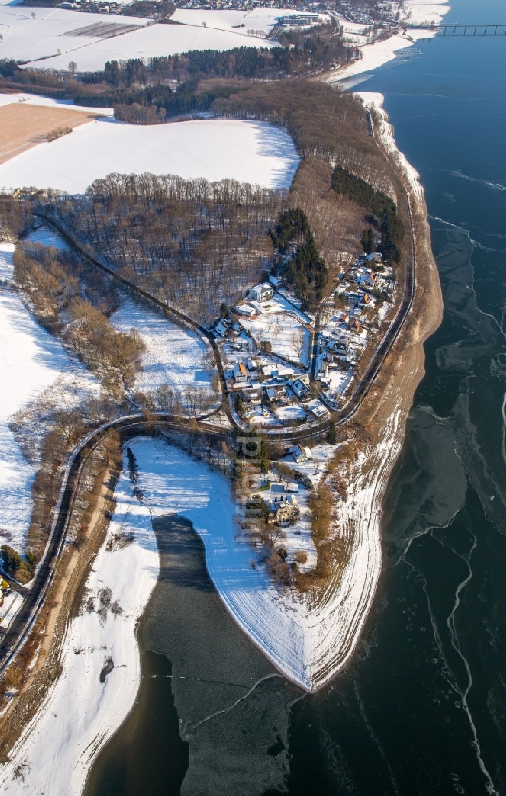 Delecke aus der Vogelperspektive: Winterluftbild Uferbereiche des Sees Möhnesee in Delecke im Bundesland Nordrhein-Westfalen