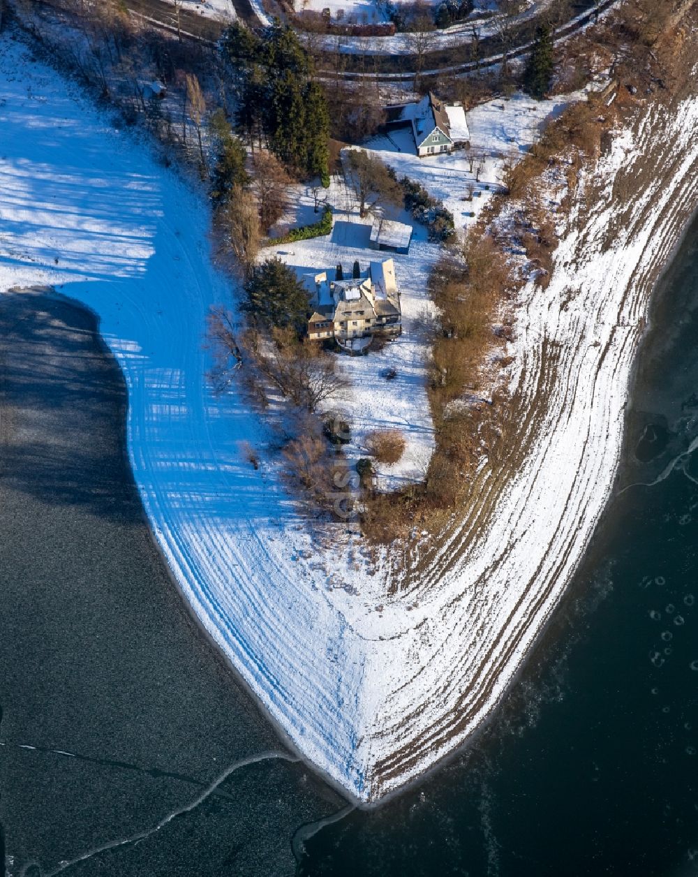 Luftbild Delecke - Winterluftbild Uferbereiche des Sees Möhnesee in Delecke im Bundesland Nordrhein-Westfalen