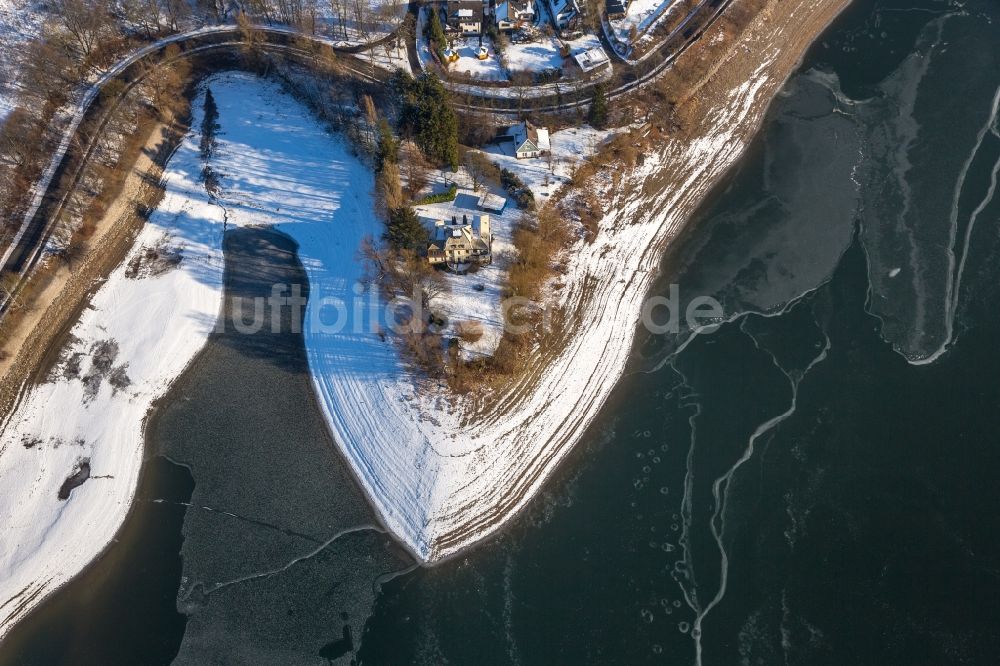 Delecke von oben - Winterluftbild Uferbereiche des Sees Möhnesee in Delecke im Bundesland Nordrhein-Westfalen