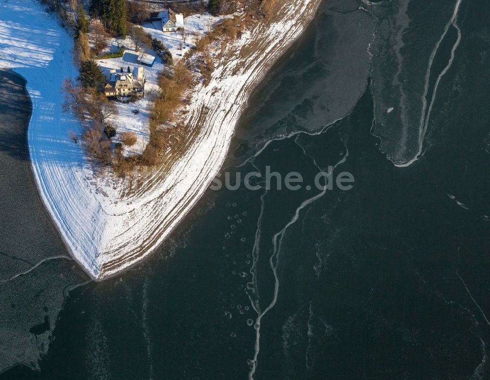 Delecke aus der Vogelperspektive: Winterluftbild Uferbereiche des Sees Möhnesee in Delecke im Bundesland Nordrhein-Westfalen