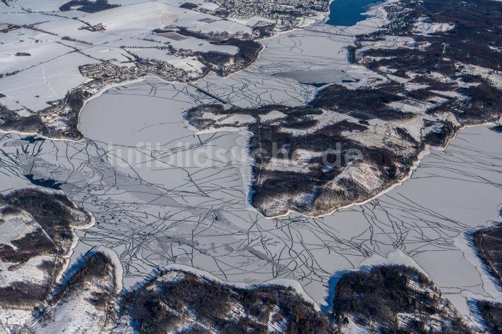 Möhnesee aus der Vogelperspektive: Winterluftbild Uferbereiche des Sees Möhnesee in Möhnesee im Bundesland Nordrhein-Westfalen, Deutschland